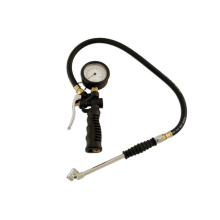Tire pressure gauge with accurate scale